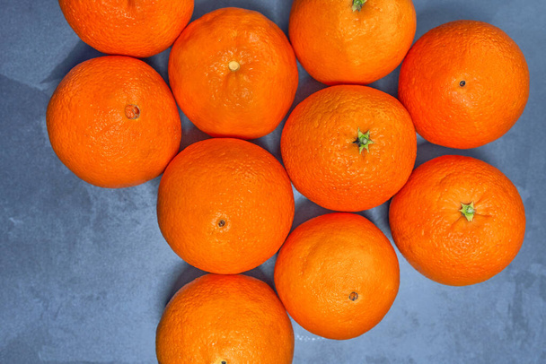 Celé pomeranče s kůží na šedém štukovém pozadí CITRUS CITRIC - Fotografie, Obrázek