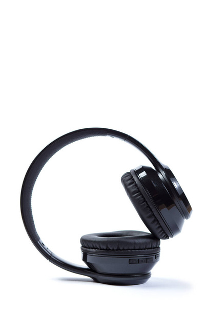 Czarne duże bezprzewodowe słuchawki z bliska, na białym tle. - Zdjęcie, obraz