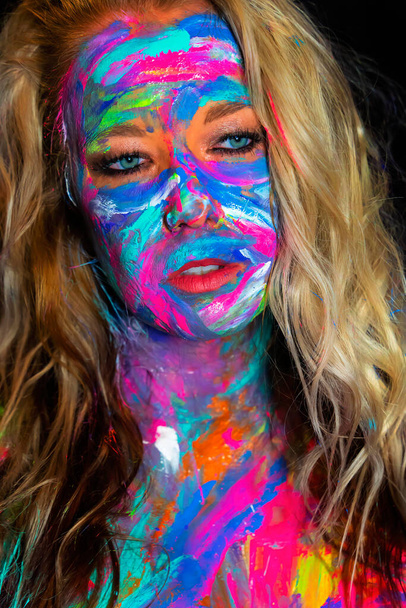 Nahá žena je malována barevnou barvou v domácím prostředí - Fotografie, Obrázek