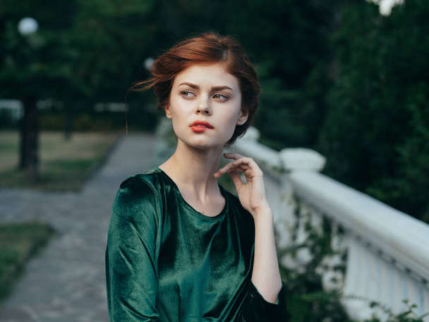 mujer bonita labios rojos glamour naturaleza vestido verde modelo de lujo - Foto, Imagen