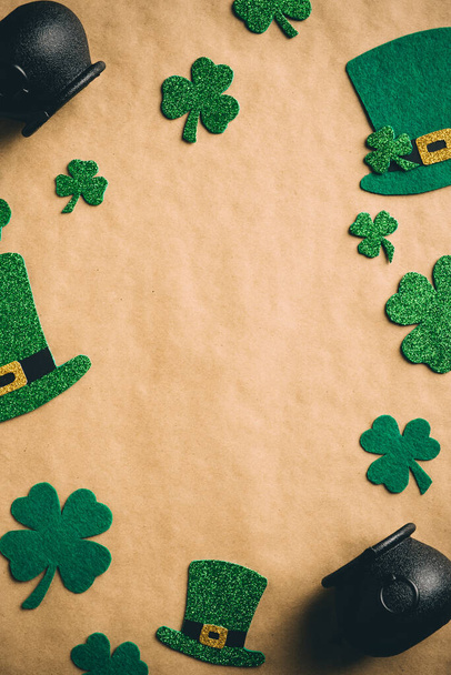 Happy Saint Patrick's Day concept. Flat lay green hats, shamrock clover leaves, pots of gold on kraft paper background. Vintage vertical banner mockup for social media stories, poster template. - Foto, Imagem
