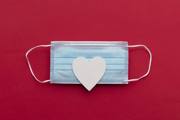 Valentines day covid-19 background with surgical mask and white love hearts - Fotoğraf, Görsel