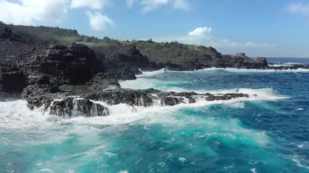 火山の海の崖に衝突する美しい紺碧、青、緑、ターコイズブルーの波｜4K - 映像、動画