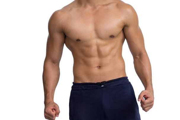 Muscular atleta culturista hombre aislado sobre fondo blanco. Concepto de deporte saludable - Foto, Imagen