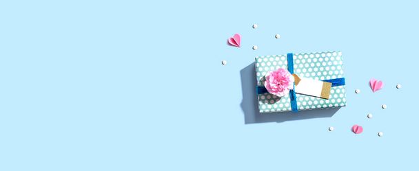 Gift box with a pink carnation flower - Valokuva, kuva