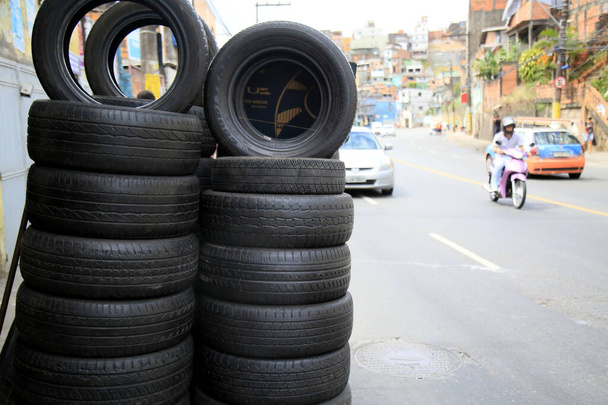salvador, bahia, brazilský - 27. ledna 2021: použité pneumatiky jsou vidět v obchodě s pneumatikami ve městě Salvador. - Fotografie, Obrázek