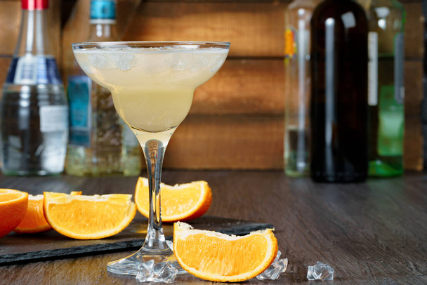 Alcoholic coktail served with orange slice close up - Photo, image