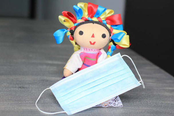 Muñeca de juguete de México con máscara de protección uso clínico para pandemia covid - Foto, imagen