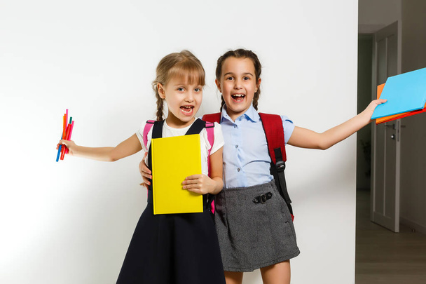 Két kis iskoláslány. Oktatás, divat, barátság fogalma. - Fotó, kép
