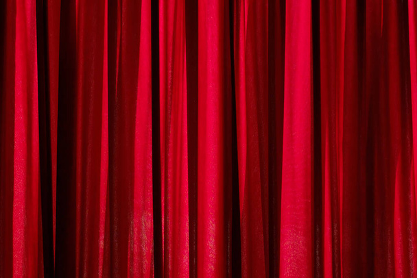 Cortina cerrada roja de lujo con puntos de luz en un teatro, Cortina roja - Foto, Imagen