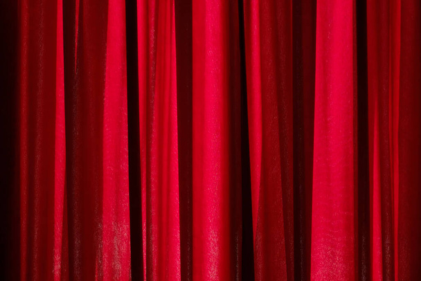 Rideau fermé rouge de luxe avec des taches de lumière dans un théâtre, Rideau rouge - Photo, image