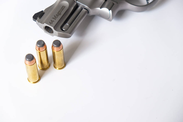 .44 revólver magnum pistola de ruedas con chaqueta bala de punta blanda sobre fondo blanco - Foto, Imagen