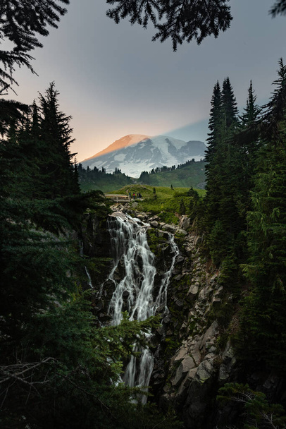 To zdjęcie wodospadu Myrtle podczas zachodu słońca w Mount Rainier, Waszyngton. - Zdjęcie, obraz