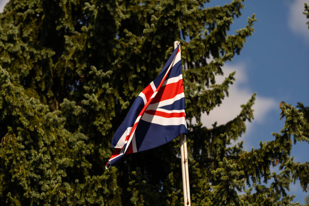 Groot-Brittannië vlag tegen blauwe lucht - Foto, afbeelding