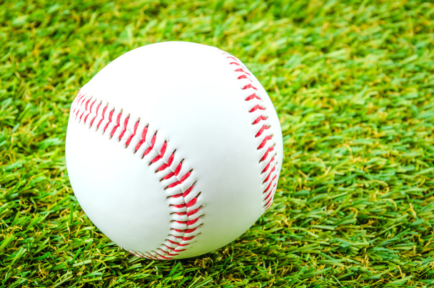 Бейсбол на зеленой траве
 - Фото, изображение