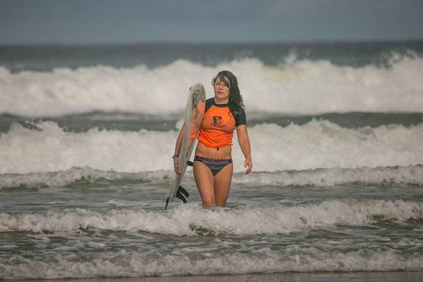 Surfista en Tamarindo Playa de Costa Rica tratando de aprender surf - Foto, imagen
