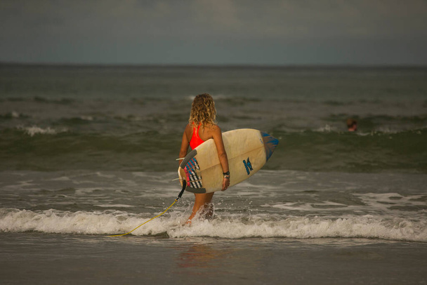 Surfer στην παραλία Tamarindo της Κόστα Ρίκα προσπαθεί να μάθει surf - Φωτογραφία, εικόνα