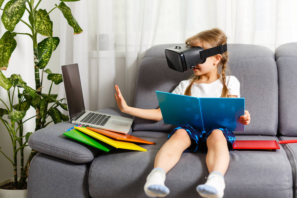 Niña con gafas de realidad virtual VR - Foto, Imagen