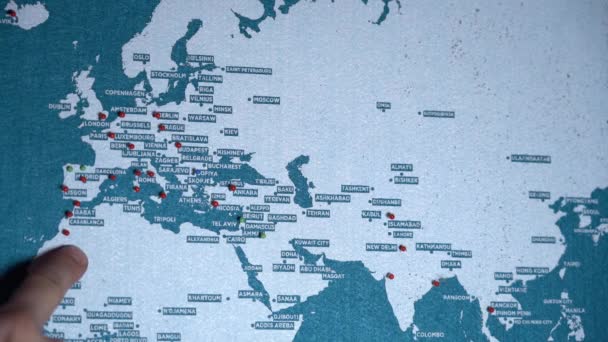 Weltkarte mit Platzhaltern der besuchten Orte - eine Reise planen - Filmmaterial, Video