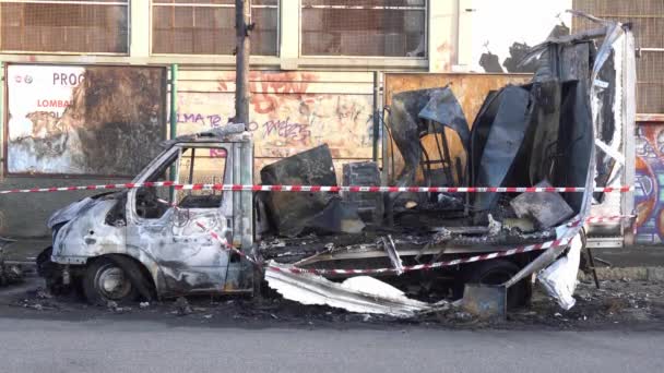 火事の後路上で焼かれたトラック-火災で破壊された車の内部 - 映像、動画