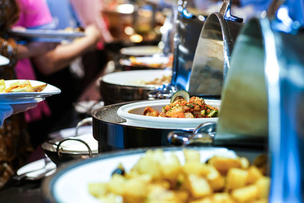 Dav lidí těší stravování formou švédských stolů Jídlo Možnosti stravování Koncept v hotelovém bufetu - Fotografie, Obrázek