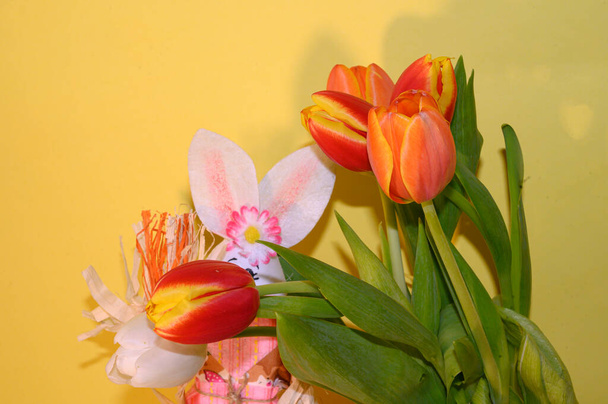 kimppu tuoreita kauniita kukkia kevyellä taustalla, romanttinen konsepti, lähikuva   - Valokuva, kuva