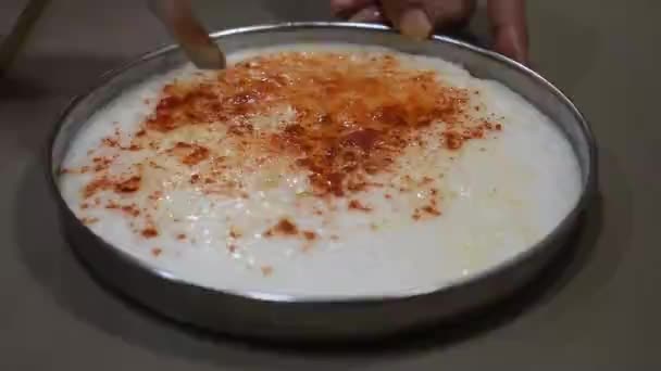 Резка белого дхокла также известный как khaman в симметричной квадратной форме с руками, блюдо Gujrati из белого теста  - Кадры, видео