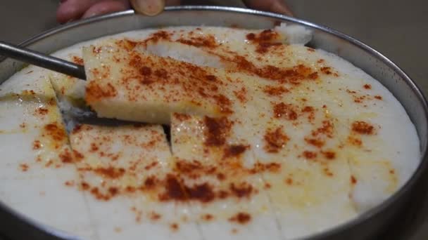 ξεφλουδίζοντας και αφαιρώντας idli ή τετράγωνο khaman από το πιάτο με σπάτουλα - Πλάνα, βίντεο