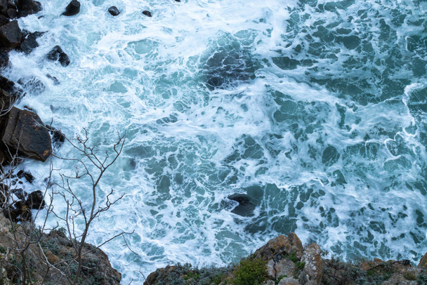красиве блакитне море з великими хвилями в штормі і каменях
 - Фото, зображення