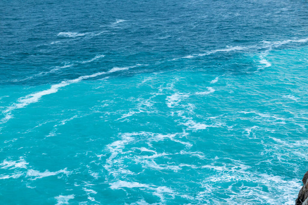 hermoso mar azul con grandes olas en una tormenta en el viaje - Foto, Imagen