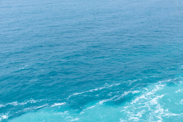 schönes, blaues Meer mit großen Wellen im Sturm auf der Reise - Foto, Bild