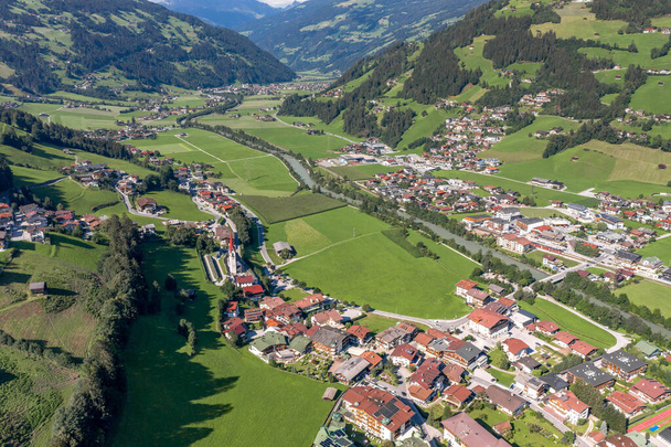 Antenni drone laukaus Zillertal laaksossa pilvet Tirolissa Itävalta kesällä - Valokuva, kuva