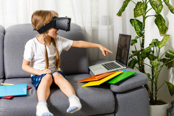 jong klein meisje met VR virtual reality bril - Foto, afbeelding