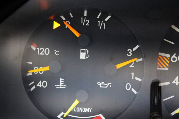 Temperatura do motor, pressão do óleo, economizador
 - Foto, Imagem