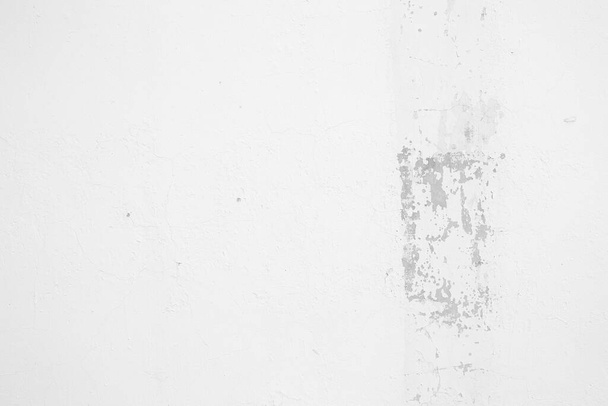 Λευκό χρώμα ξεφλούδισμα σε σκυρόδεμα τοίχο φόντο. - Φωτογραφία, εικόνα
