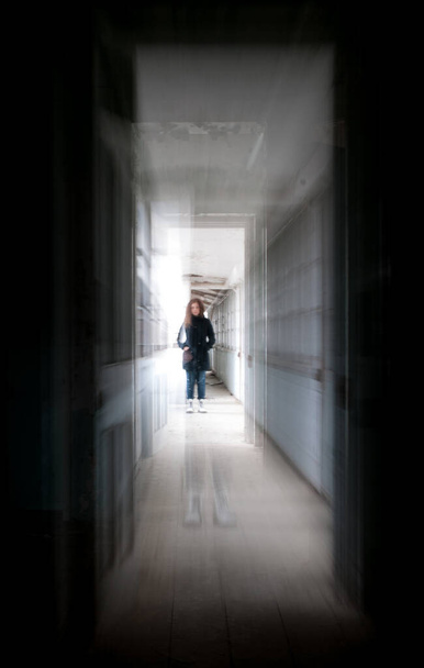 Oscuro pasillo oscuro espeluznante con una mujer en el centro - Foto, Imagen
