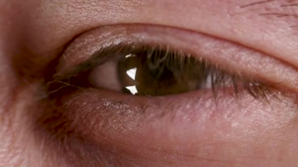 Primo piano video di occhio maschile con lacrima - Filmati, video