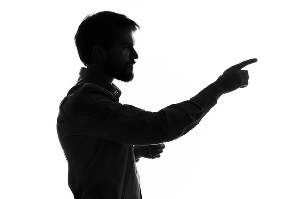 silhouet van een man en gebaren met zijn handen emoties mystiek - Foto, afbeelding