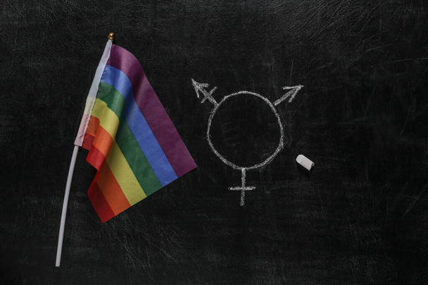 Bandera de arco iris y símbolo lgbt género dibujado tiza en pizarra - Foto, imagen
