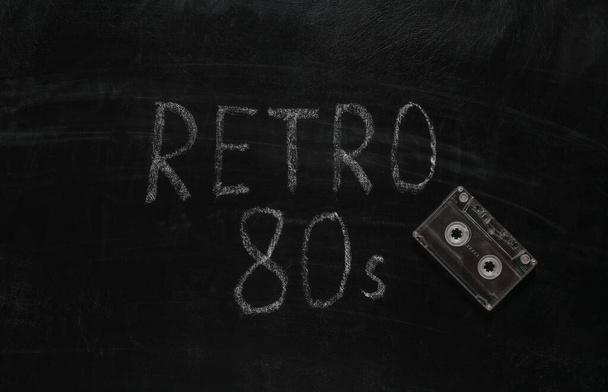 Аудиокассеты и слова ретро 80-х, нарисованные рукой на доске - Фото, изображение