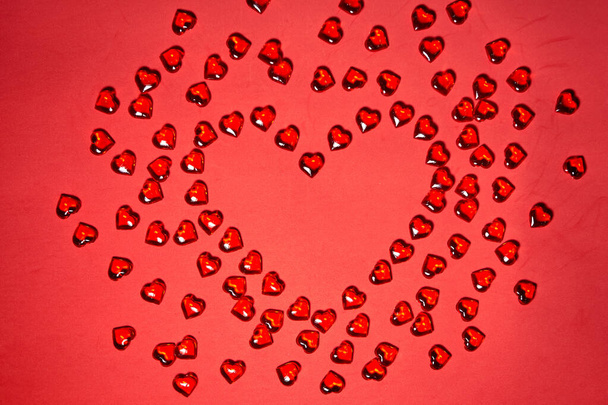 Valentines fond de coeur jour. Beaucoup de cœurs colorés - fond de Saint-Valentin. Beau coeur décoratif en forme de fond rouge, concept Saint Valentin - Photo, image