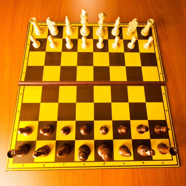 Conjunto de figuras de ajedrez en el tablero de juego
 - Foto, Imagen