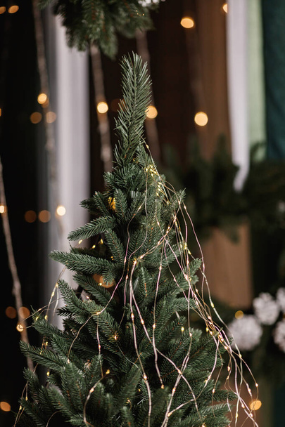 bellissimo albero di Natale artificiale con ghirlanda - Foto, immagini