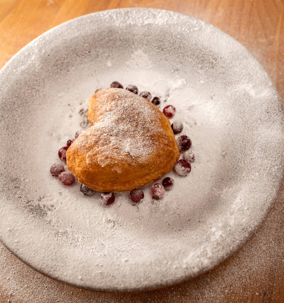 Concept de nourriture maison. Donut en forme de coeur sur une table en bois - Photo, image