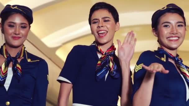 Equipe de cabine dançando com alegria no avião - Filmagem, Vídeo