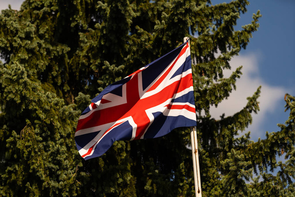 Флаг Великобритании против голубого неба - Фото, изображение