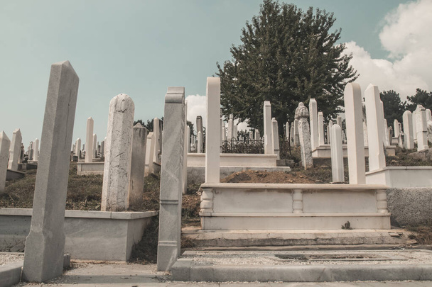 SARAJEVO, BOSNIE-HERZÉGOVINE. Cimetière musulman dédié aux victimes de la guerre de Bosnie, à Sarajevo, Bosnie-Herzégovine. MartyrsCimetière Kovaci est un cimetière de guerre mémorial. - Photo, image