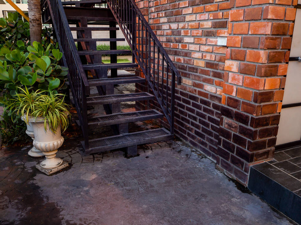 Casa frontyard cultivado chapa de piedra trabajo revestimiento y varilla de hierro escaleras - Foto, Imagen