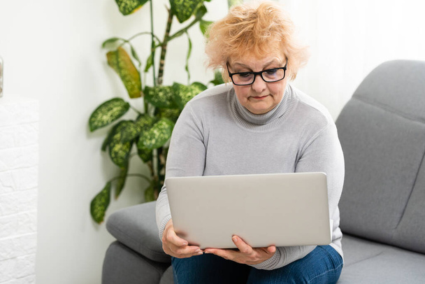 Idős nő dolgozik a laptopján, idős nő - Fotó, kép