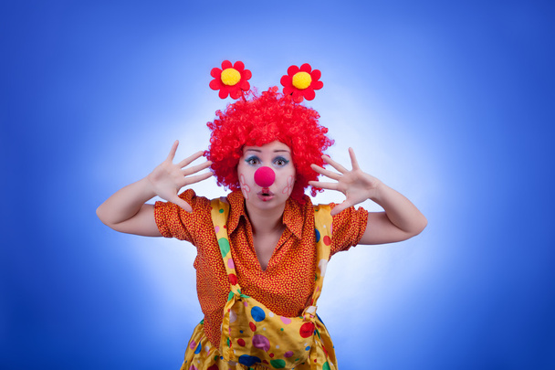 Clown Frauenfigur auf blauem Hintergrund - Foto, Bild